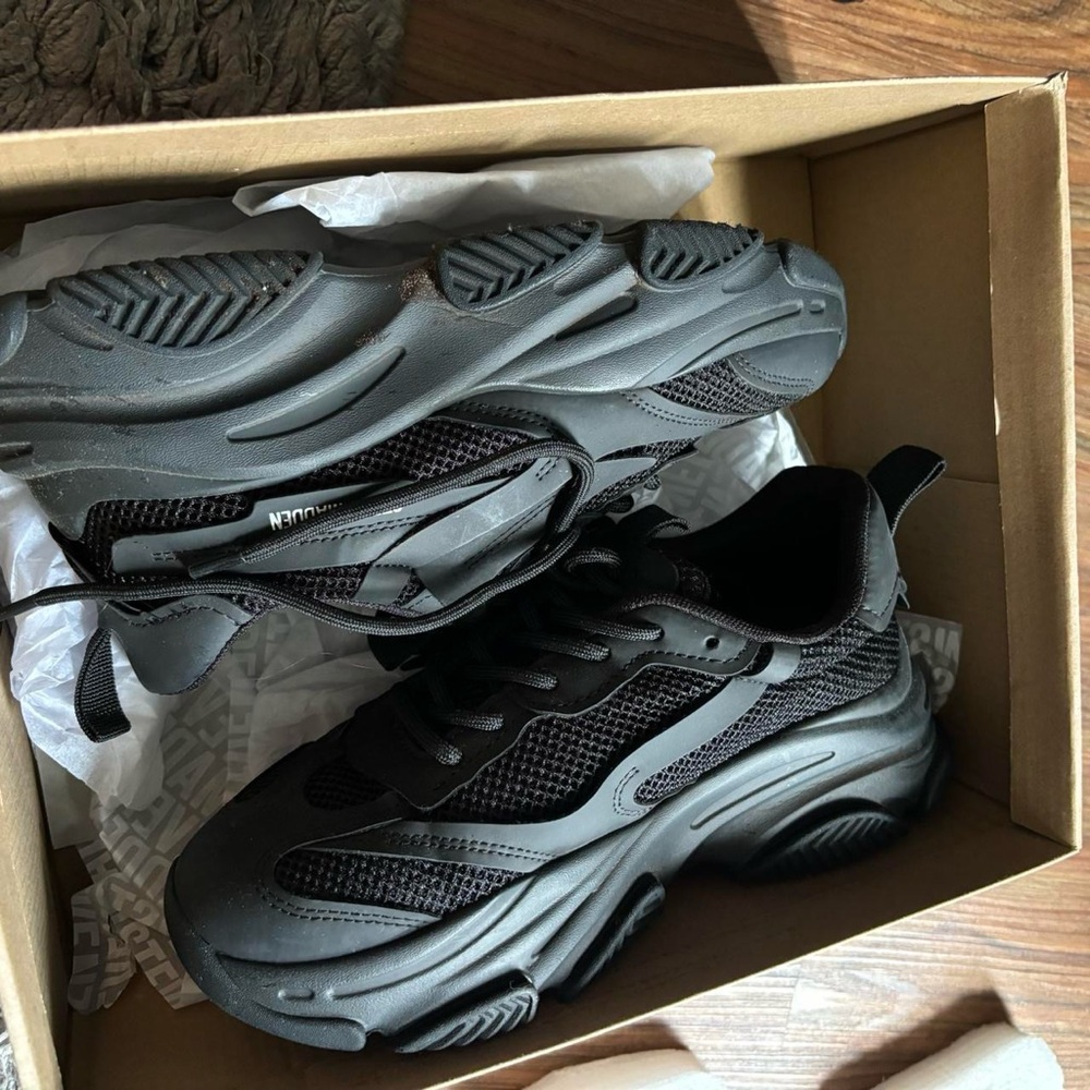Steve Madden Possession sneakers! - Picture 1 of 5